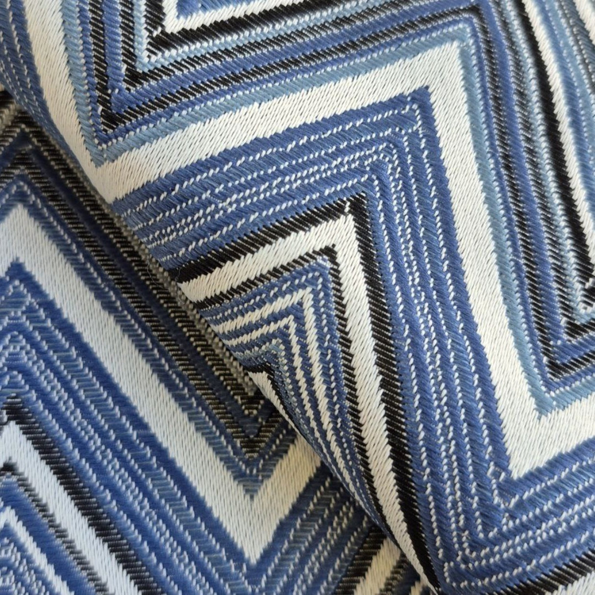 Ziggy W05 Mavi Chevron Dokuma Kumaş – %100 Polyester Döşemelik ve Perde Malzemesi, Türkiye'de Üretilmiştir