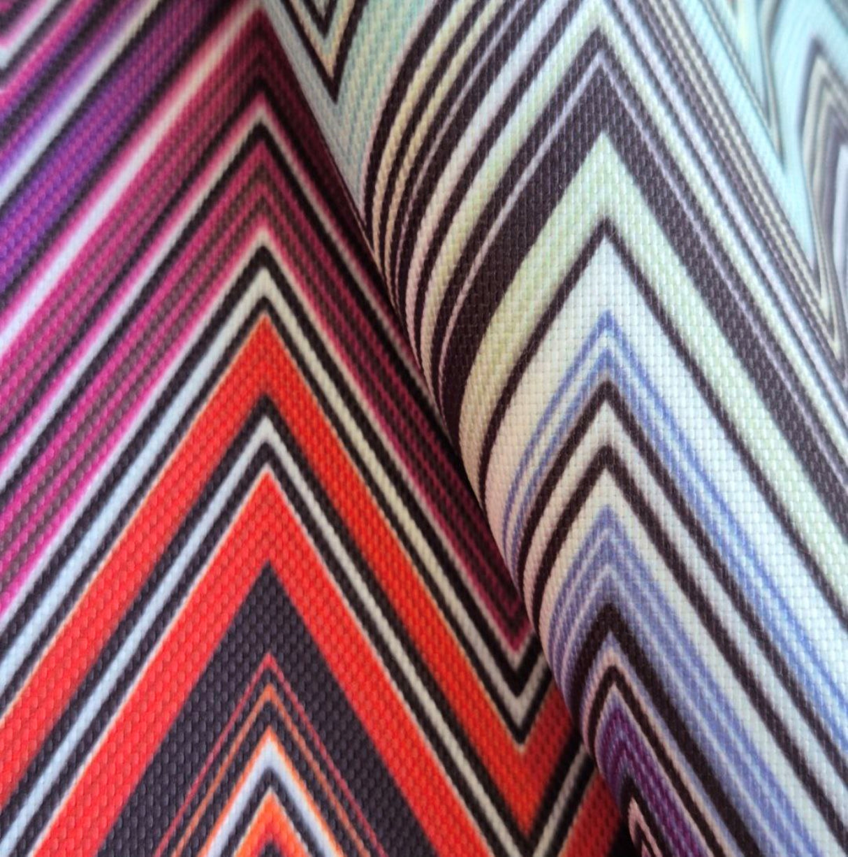 Tela con estampado de chevrones multicolor Ziggy P02: 100 % poliéster para tapicería, fabricada en Turquía.
