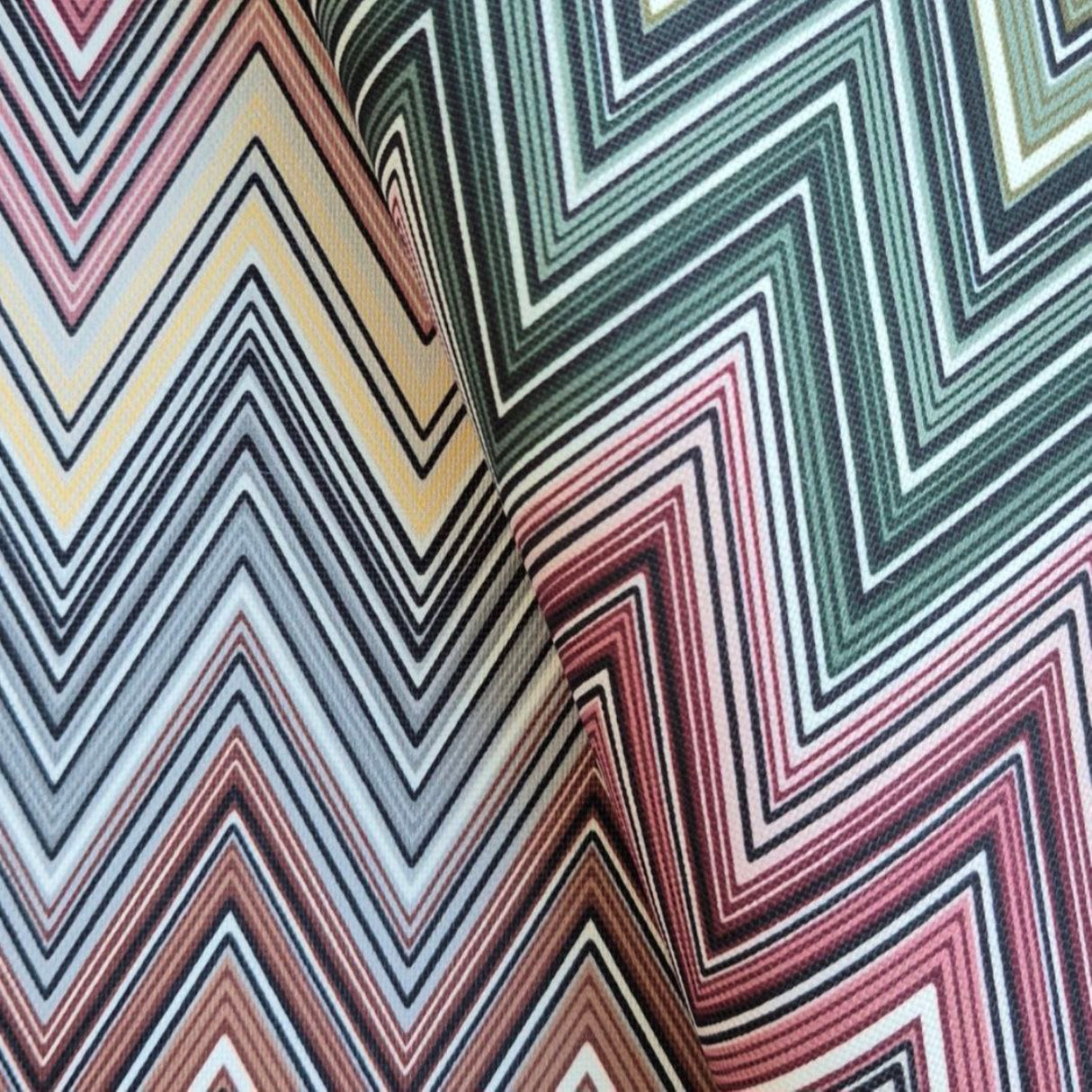 Tela Ziggy P03 con estampado de chevrones en tonos apagados: 100 % poliéster para tapicería, fabricada en Turquía.