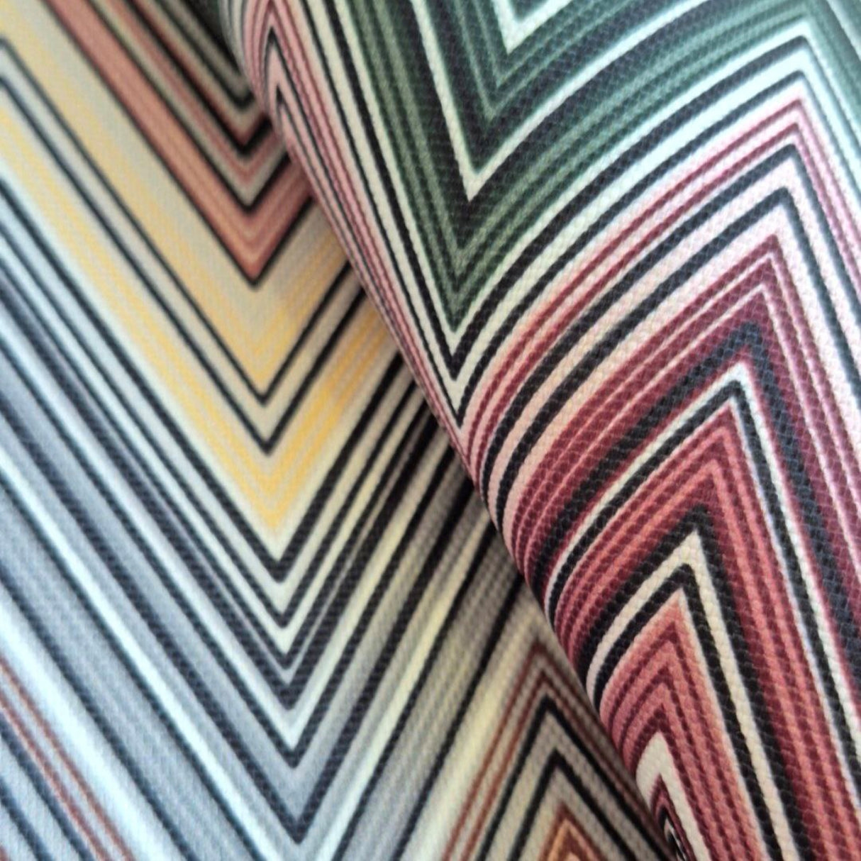 Tela Ziggy P03 con estampado de chevrones en tonos apagados: 100 % poliéster para tapicería, fabricada en Turquía.