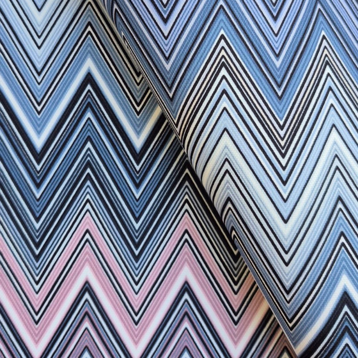 Tela Ziggy P04 con estampado de chevrones en tonos apagados: 100 % poliéster para tapicería, fabricada en Turquía.
