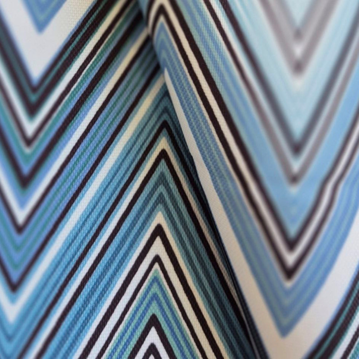 Ziggy P06 Maxi - Tela con estampado de chevrones en tonos apagados - 100 % poliéster - Fabricada en Turquía