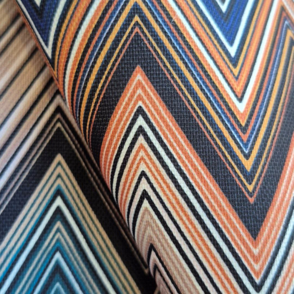 Ziggy P09 Çok Renkli Şerit Desenli Kumaş – %100 Polyester Döşemelik Kumaş, Türkiye'de Üretilmiştir