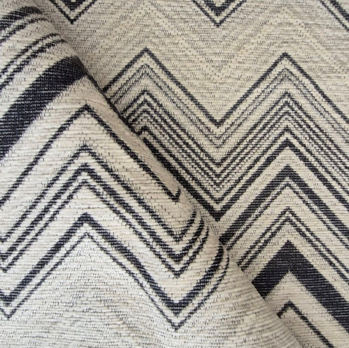 Tela de chenilla Ziggy C06F con diseño de chevrón monocromático: 100 % poliéster para tapicería y cortinas, fabricada en Turquía.