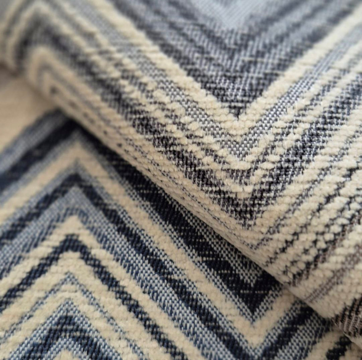 Tela de chenilla Ziggy C06B con diseño de chevron multicolor apagado: 100 % poliéster para tapicería y cortinas, fabricada en Turquía.