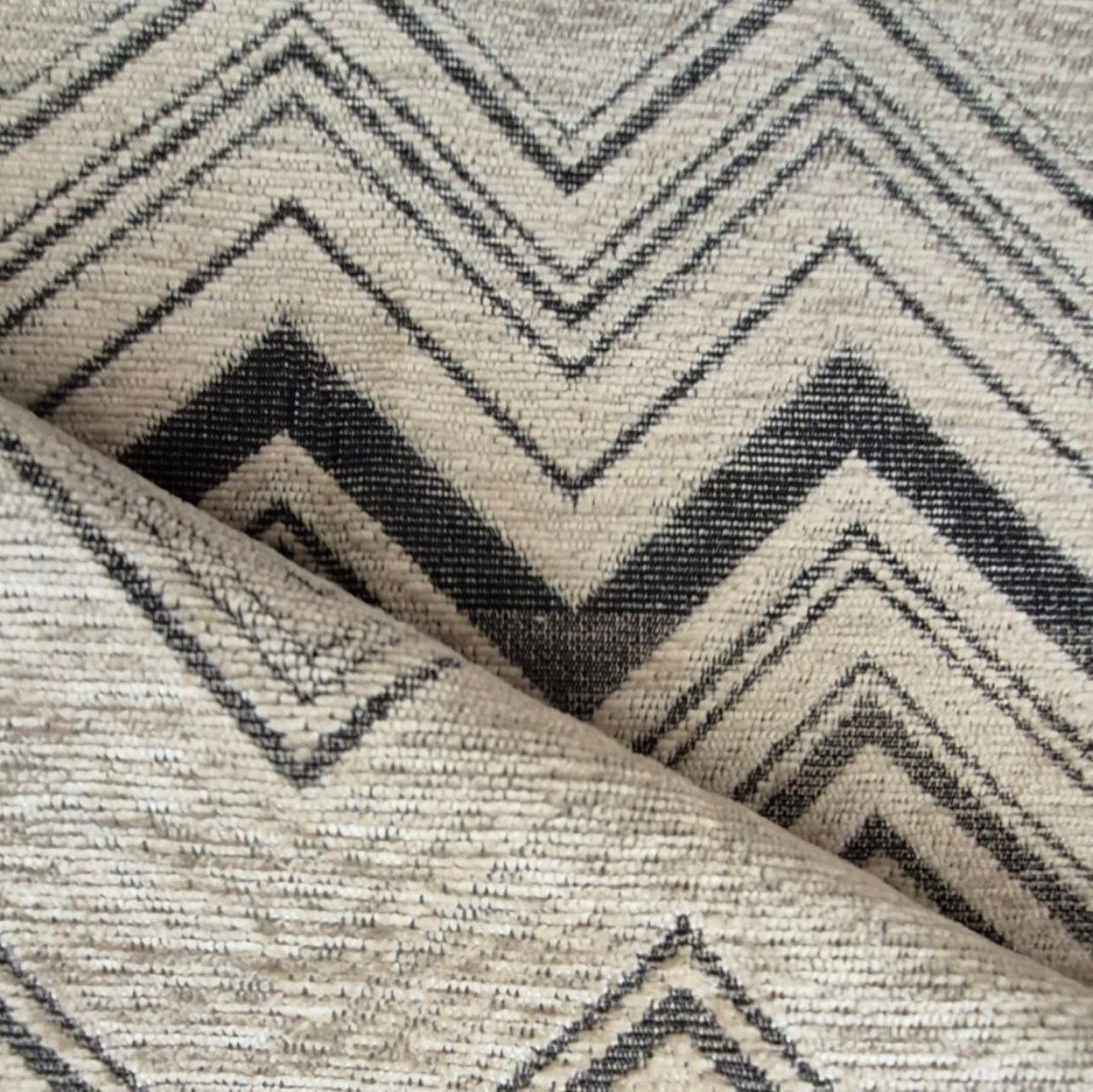 Tela de chenilla Ziggy C05F con diseño de chevrón monocromático: 100 % poliéster para tapicería y cortinas, fabricada en Turquía.