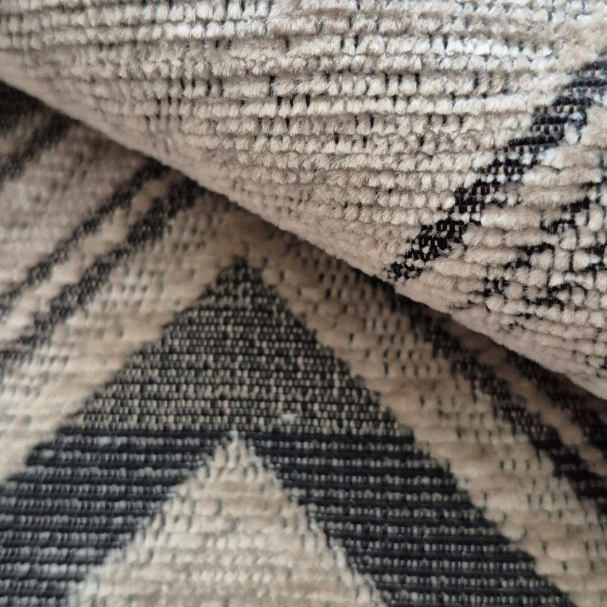 Tela de chenilla Ziggy C05F con diseño de chevrón monocromático: 100 % poliéster para tapicería y cortinas, fabricada en Turquía.