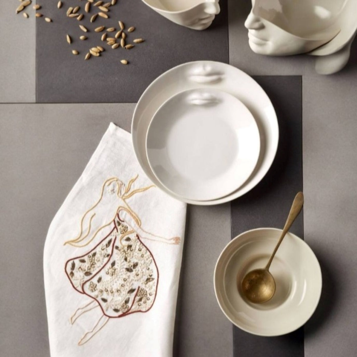 Infinity Love Porcelain Bowl Set - Elegant Tableware With 24K Gold Details for Stylish Tables