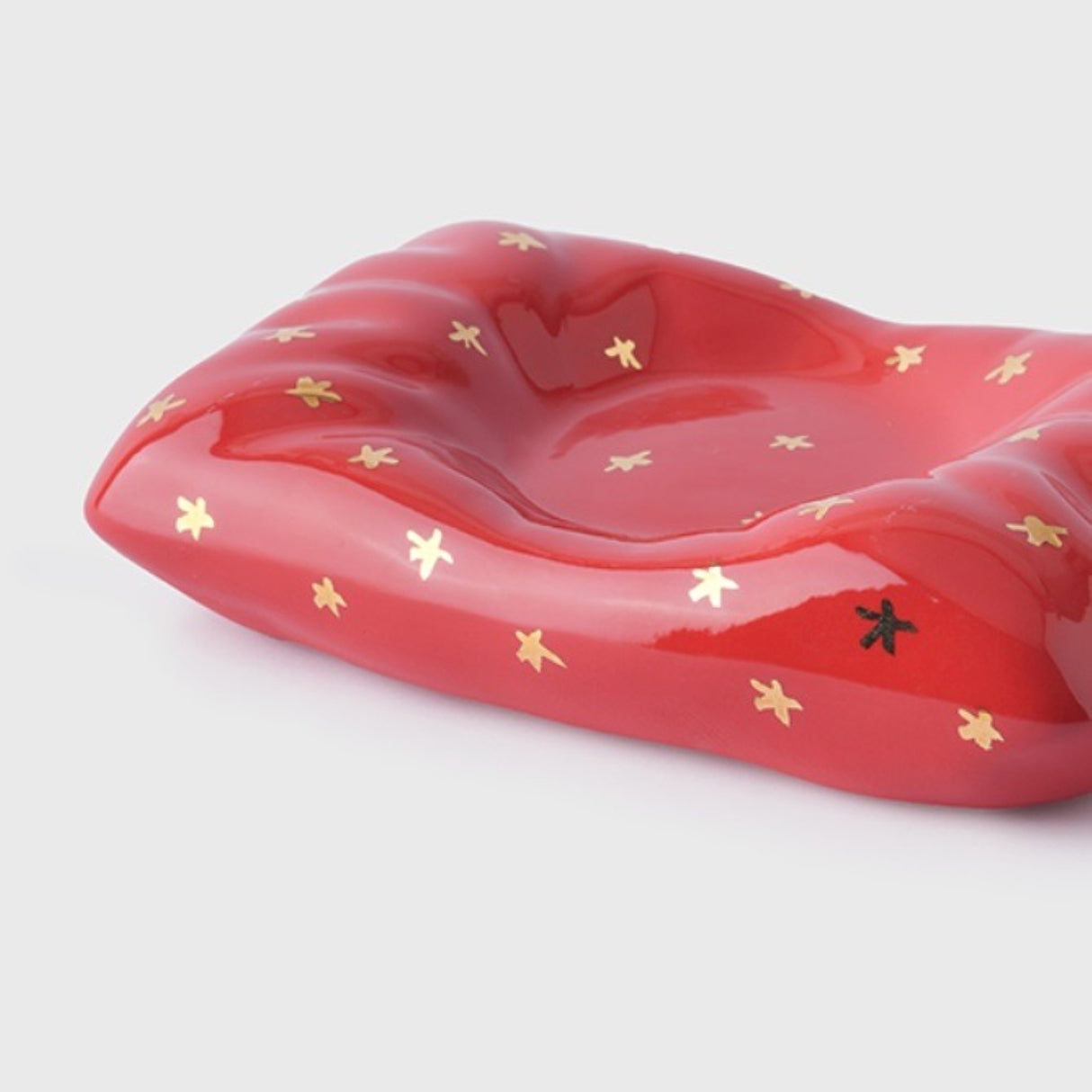 Sleeping Beauty Cup, 260ml & Pillow Set, Red - Elegant Tableware With 24K Gold Details for Stylish Interiors