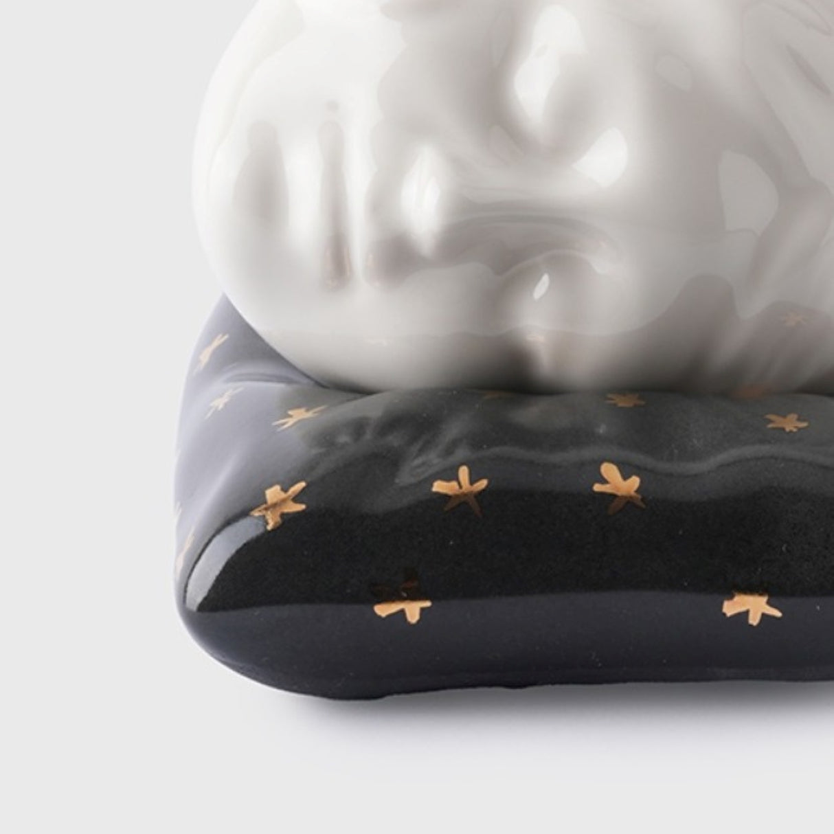 Juego de taza y almohada "La Bella Durmiente" de 260 ml, color antracita: vajilla elegante con detalles en oro de 24 quilates para interiores con estilo.