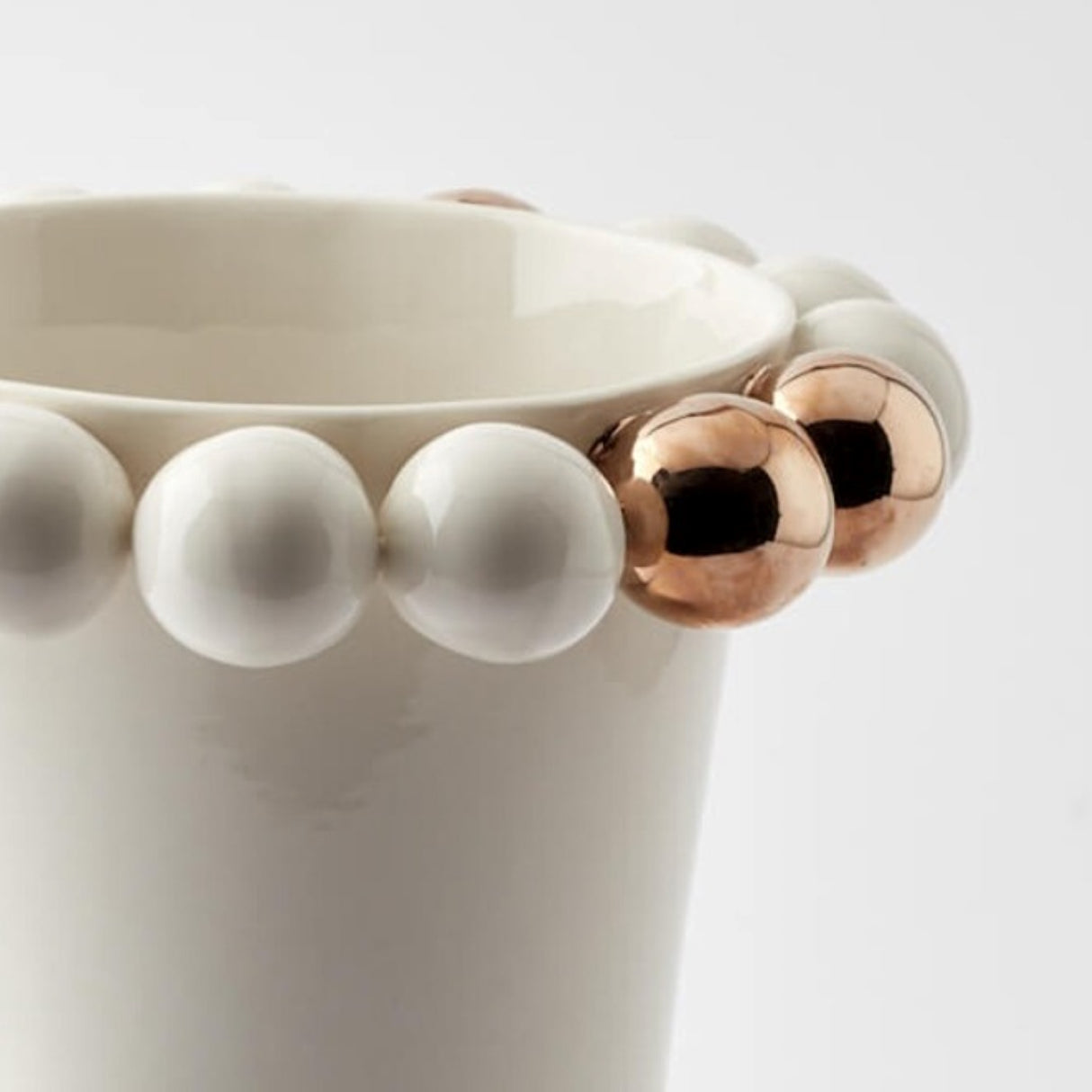 Jarrón de porcelana Cosmos blanco: elegante decoración para el hogar con detalles en oro de 24 quilates para interiores con estilo.