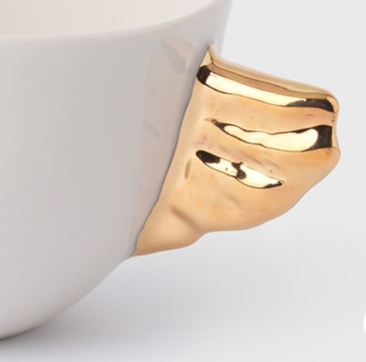 Juego de taza Volans y plato de porcelana "Ángel Madre" de Nuaj: elegante decoración para el hogar con detalles en oro de 24 quilates para interiores con estilo.