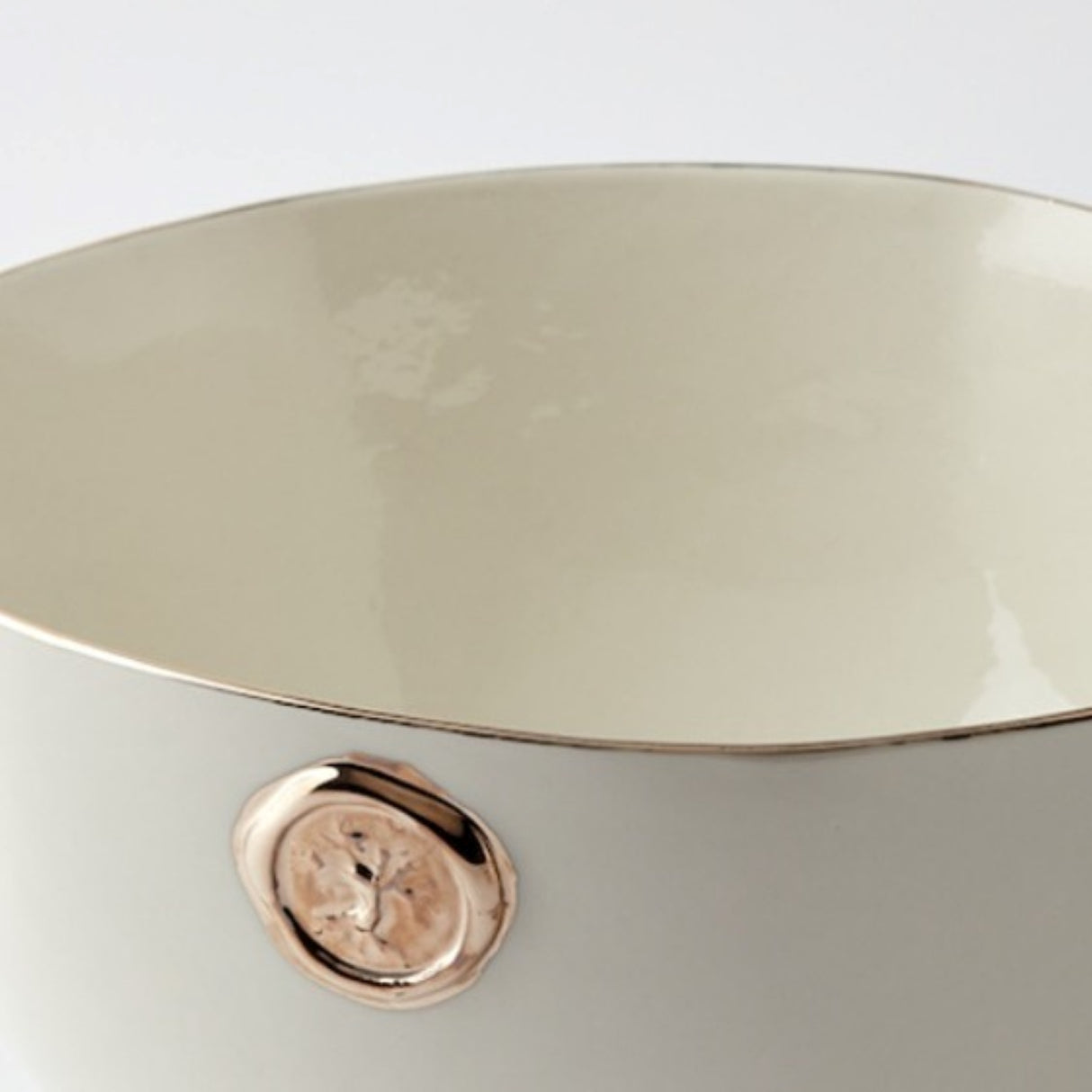 Cuenco sellado con forma de árbol de la vida de Nuaj: elegante decoración para el hogar con detalles dorados para interiores con estilo.