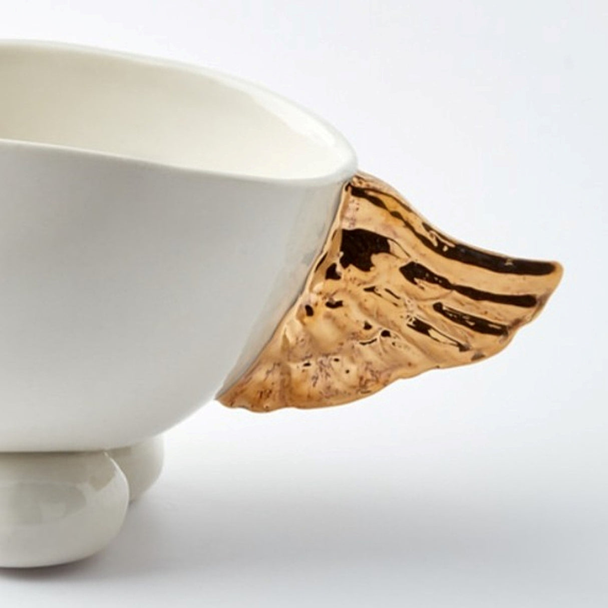 Cuenco de porcelana con alas doradas: vajilla elegante con detalles en oro de 24 quilates para mesas con estilo.