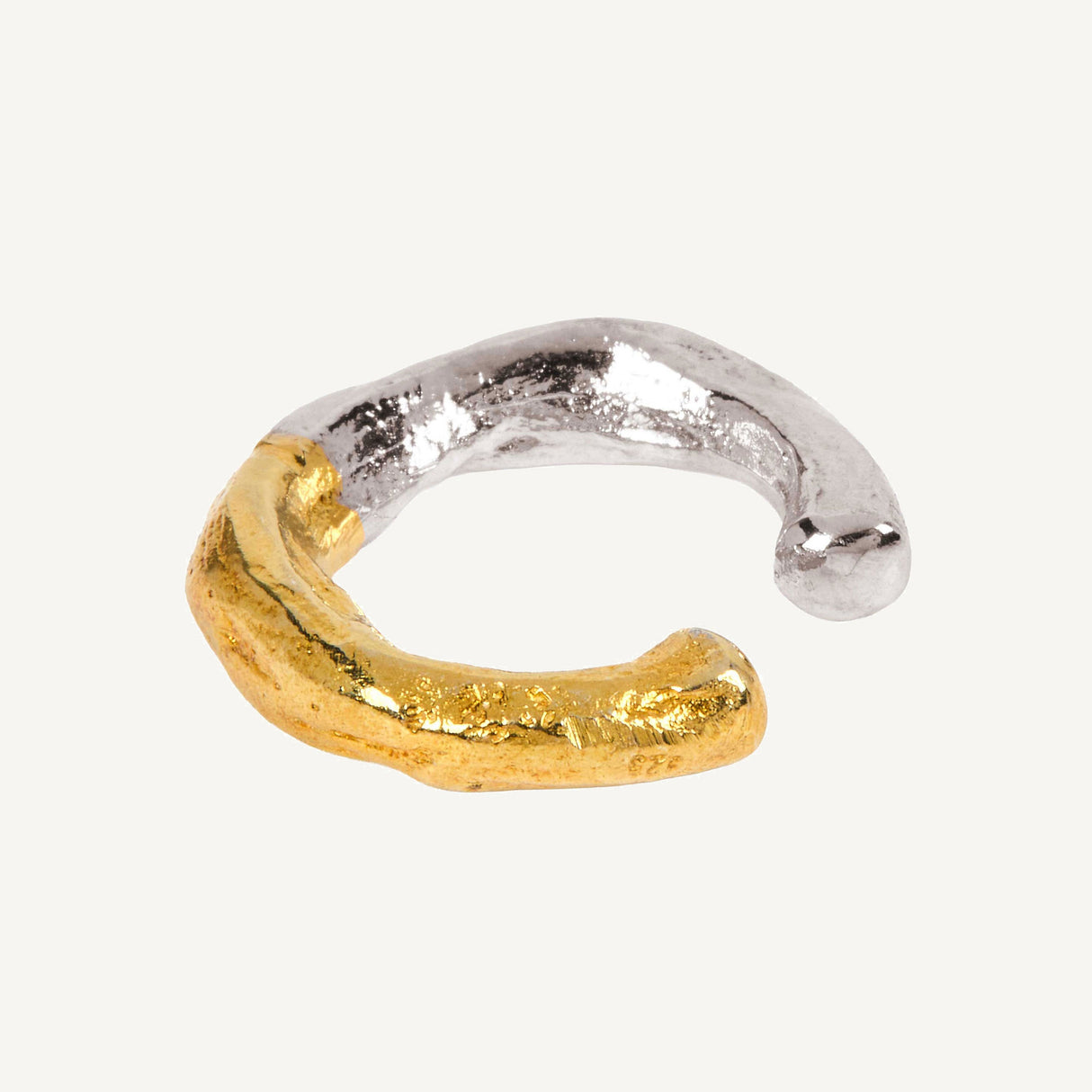 Anillo de plata artesanal Eclipse: diseño orgánico abstracto en plata de ley 925 bañada en oro de 18 quilates.