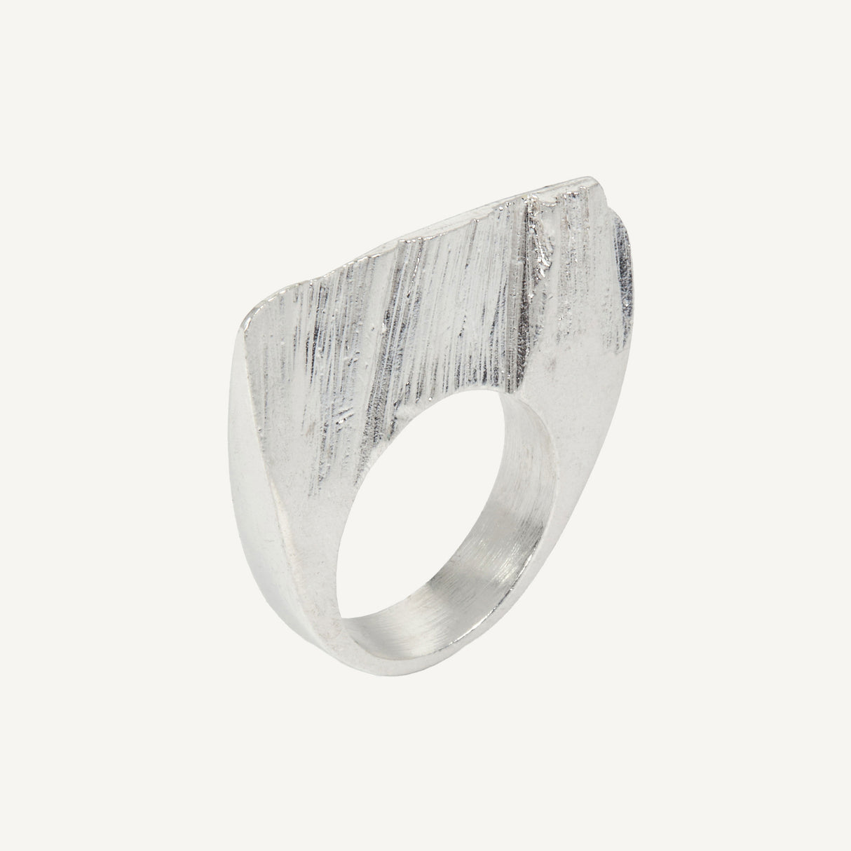 Anillo de plata artesanal Apex: diseño orgánico abstracto en plata de ley 925