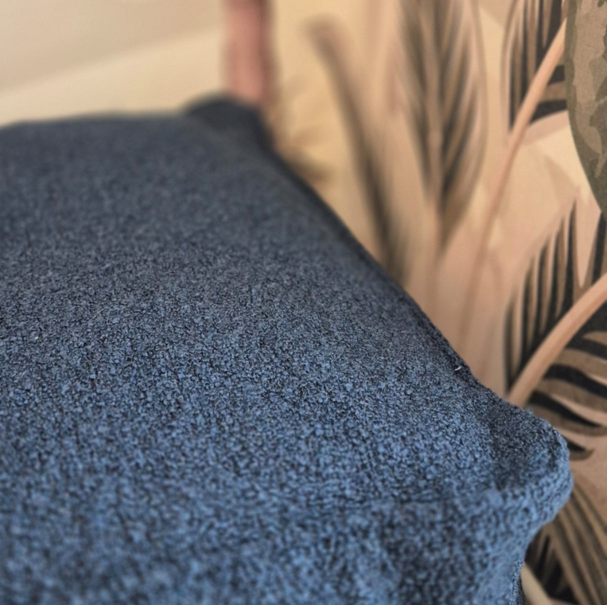 Puf Nox: otomana azul hecha a mano con diseño de tejido bouclé texturizado