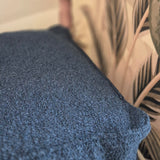 Puf Nox: otomana azul hecha a mano con diseño de tejido bouclé texturizado