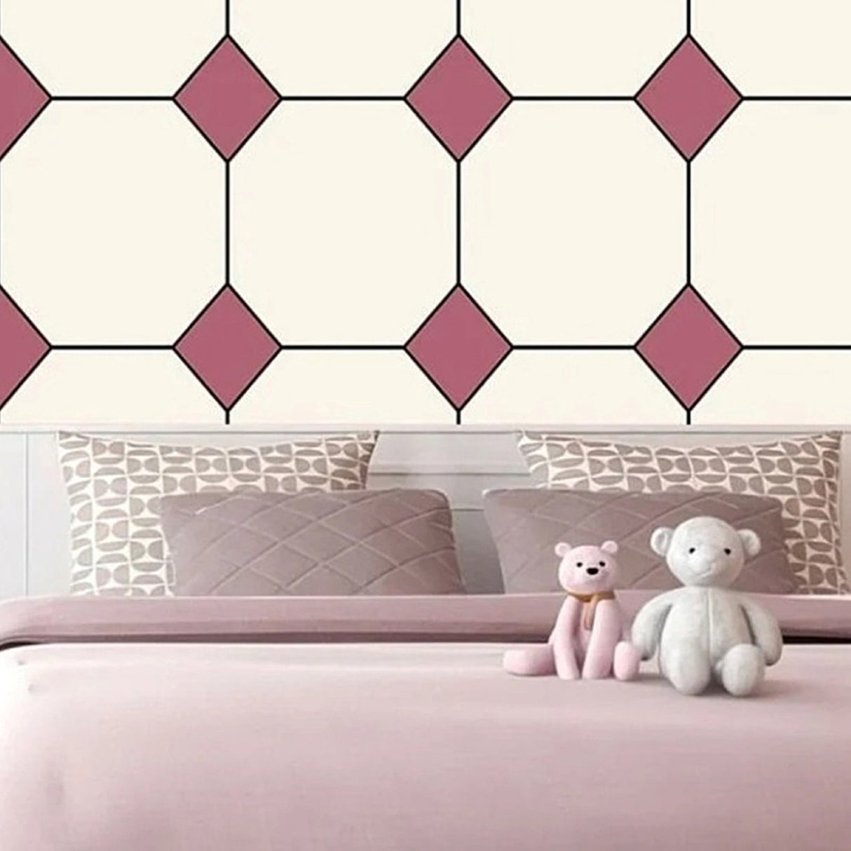 Vintage Pembe ve Fildişi Karo Desenli Duvar Kağıdı – Modern İç Mekanlar İçin Retro Karo Tasarımı