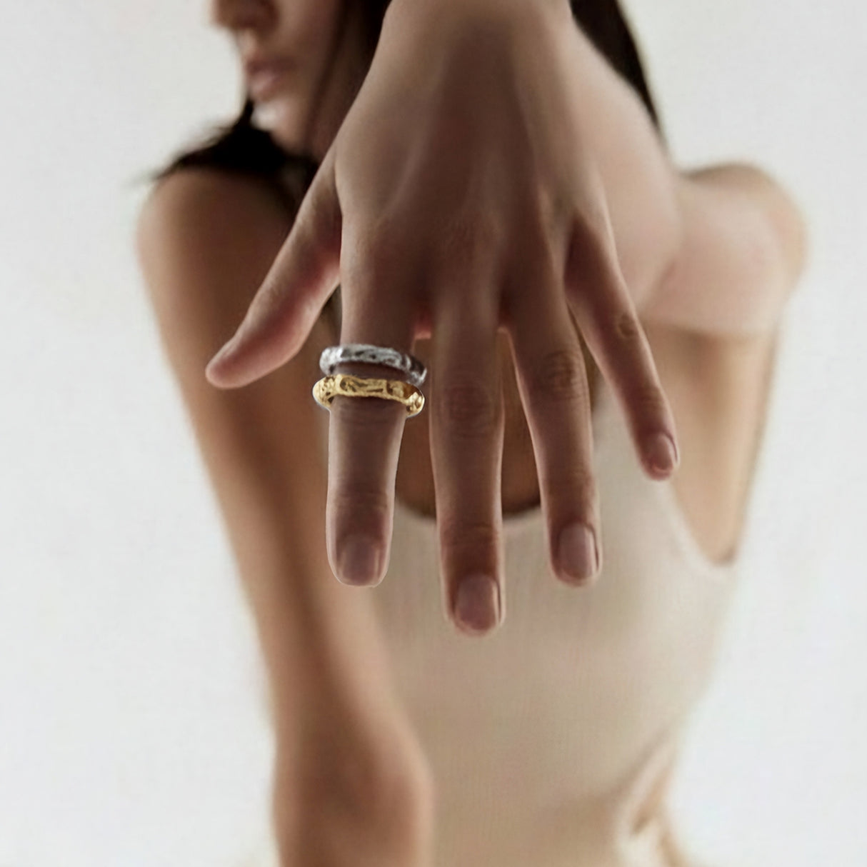 Anillo de plata artesanal Soleil: diseño orgánico abstracto en plata de ley 925 bañada en oro de 18 quilates.