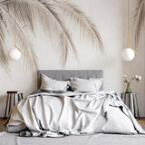 Papel pintado con suaves sombras de palmeras: mural tropical minimalista para interiores serenos