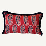 Cojín Braxely: almohada decorativa de ante sintético con elegantes volantes de polialgodón