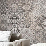 Papel pintado con azulejos estampados en beige: decoración de pared mediterránea vintage para interiores luminosos y atemporales. Azulejos en papel pintado marrón.