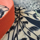 Bolso de mano Whispering Tiger: bolso de poliéster resistente al agua con estampado de arte exótico y dos asas para una elegancia exótica y moderna.