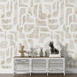 Papel pintado con estampado geométrico en tonos crema y marrón: diseño abstracto moderno