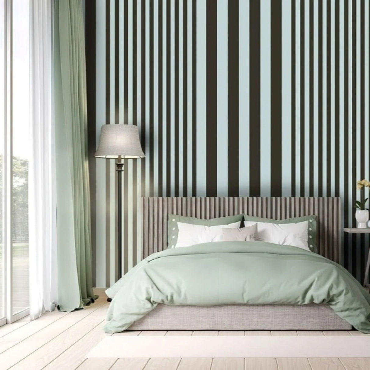 Papel pintado de rayas en tonos menta y carbón: diseño lineal moderno para interiores elegantes