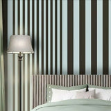 Papel pintado de rayas en tonos menta y carbón: diseño lineal moderno para interiores elegantes