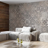 Papel pintado con azulejos estampados en beige: decoración de pared mediterránea vintage para interiores luminosos y atemporales. Azulejos en papel pintado marrón.