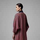 Omna Kırmızı Kimono – Modern ve Zamansız Zarafet İçin Geometrik Desenli Süet Kimono, Gece Mavisi Saten Kenar Süslemeli