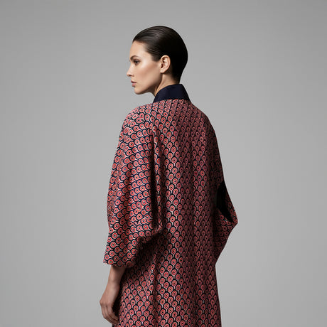 Omna Kırmızı Kimono – Modern ve Zamansız Zarafet İçin Geometrik Desenli Süet Kimono, Gece Mavisi Saten Kenar Süslemeli