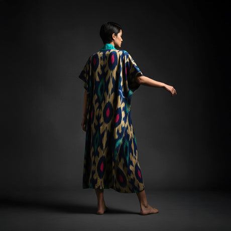 Kamola Kimono – Modern Bohem Zarafeti İçin Zümrüt Yeşili, Fuşya ve Bej Renklerinde El Dokuma İpek-Pamuk İkat Kimono