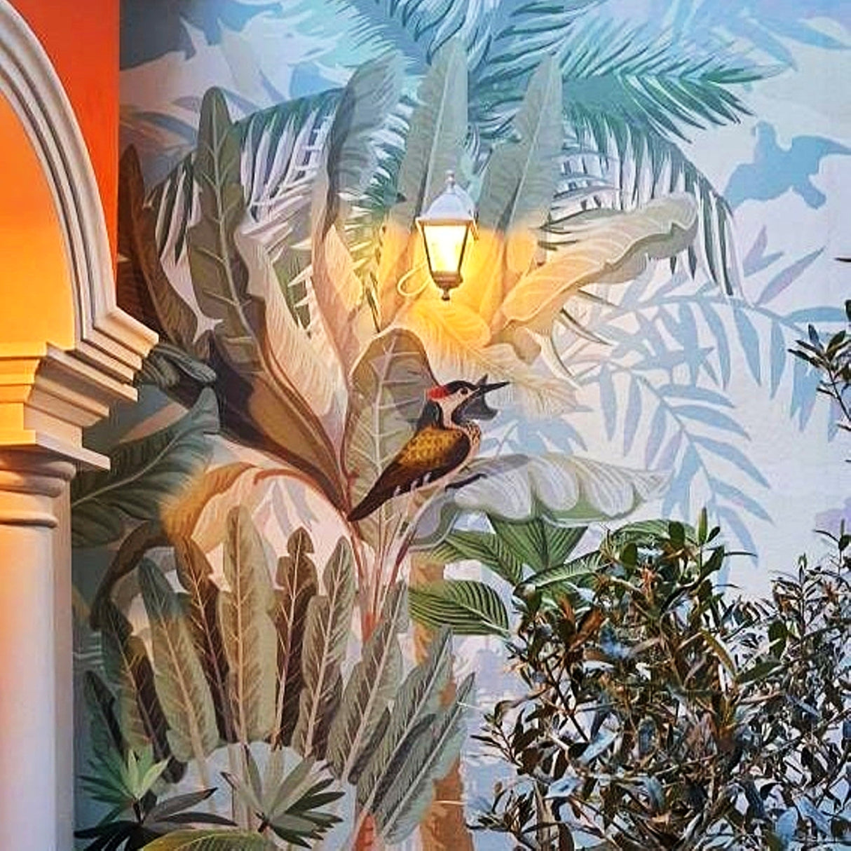 Papel pintado personalizado para exteriores con pavos reales y hojas tropicales: diseño inspirado en la naturaleza