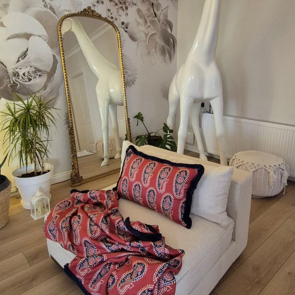 Cojín Braxely: almohada decorativa de ante sintético con elegantes volantes de polialgodón