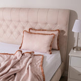 Cojín Blushy: almohada decorativa de ante sintético con elegantes volantes de polialgodón