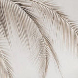 Papel pintado con suaves sombras de palmeras: mural tropical minimalista para interiores serenos