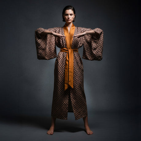 Omna Bronz Kimono – Modern ve Zarif Bir Görünüm İçin Parlatılmış Saten Kenarlı Geometrik Desenli Süet Kimono