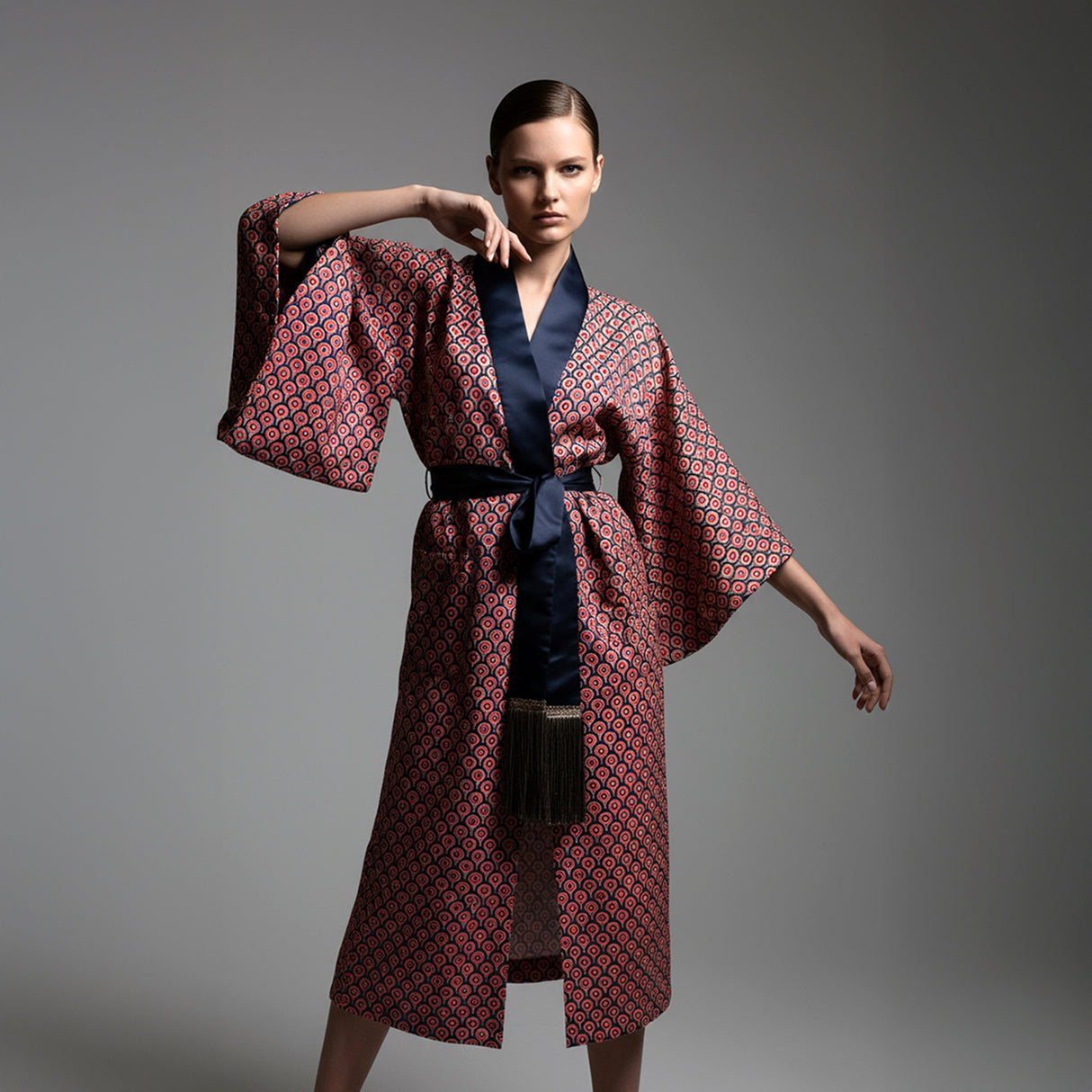 Omna Kırmızı Kimono – Modern ve Zamansız Zarafet İçin Geometrik Desenli Süet Kimono, Gece Mavisi Saten Kenar Süslemeli