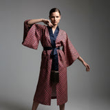 Omna Kırmızı Kimono – Modern ve Zamansız Zarafet İçin Geometrik Desenli Süet Kimono, Gece Mavisi Saten Kenar Süslemeli