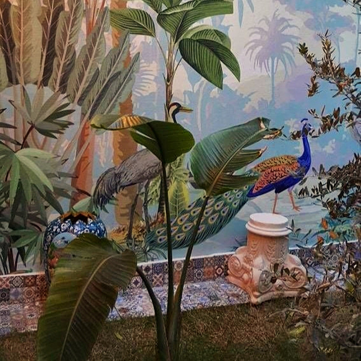Papel pintado personalizado para exteriores con pavos reales y hojas tropicales: diseño inspirado en la naturaleza