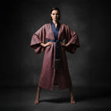Omna Kırmızı Kimono – Modern ve Zamansız Zarafet İçin Geometrik Desenli Süet Kimono, Gece Mavisi Saten Kenar Süslemeli