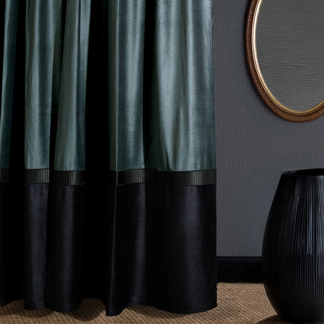 Berego – Cortina de terciopelo verde petróleo y negro con detalle de borde lineal – Para interiores modernos y lujosos
