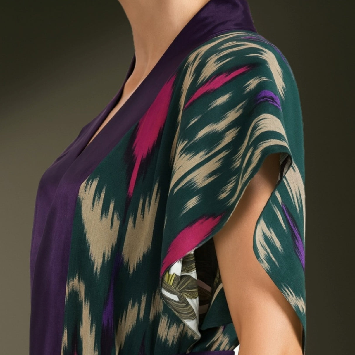 Azelle Kimono – Modern Bohem Lüksü İçin Koyu Mor Detaylar ve Tropikal Desenli Ters Yüzüyle Çift Taraflı El Dokuma İkat İpek-Pamuk Kimono