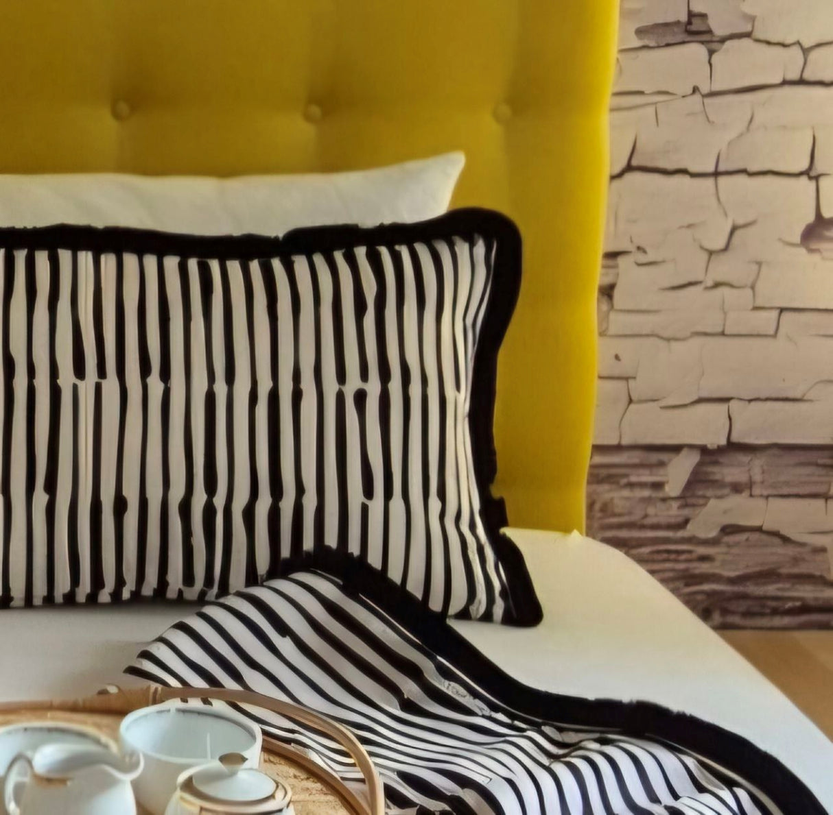 Cojín Sahra: almohada decorativa de ante sintético con elegantes volantes de polialgodón