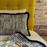 Cojín Sahra: almohada decorativa de ante sintético con elegantes volantes de polialgodón