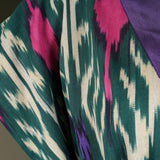 Azelle Kimono – Modern Bohem Lüksü İçin Koyu Mor Detaylar ve Tropikal Desenli Ters Yüzüyle Çift Taraflı El Dokuma İkat İpek-Pamuk Kimono