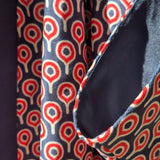 Omna Kırmızı Kimono – Modern ve Zamansız Zarafet İçin Geometrik Desenli Süet Kimono, Gece Mavisi Saten Kenar Süslemeli